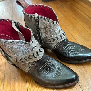 Stylish Two-Tone Leather BED/STU Ankle Boots